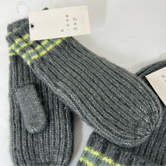 A NEW DAY gray yellow striped Beanie & Mittens Set NWT one size GIFT Winter - Picture 5 of 5